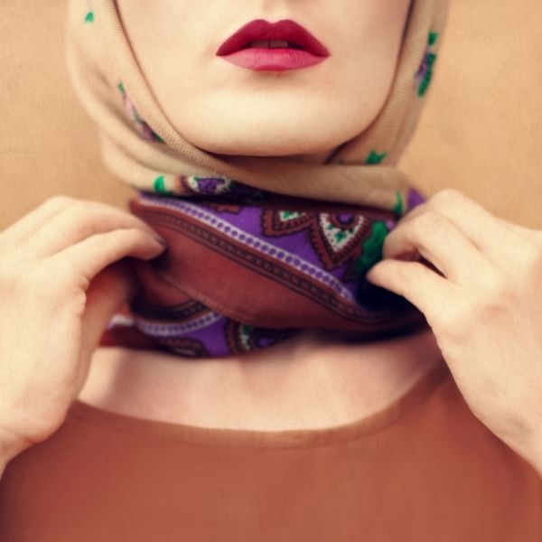 Porter le foulard à la façon traditionnelle