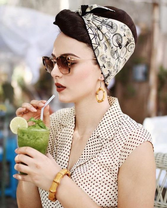 Femme en train de nouer son foulard à la façon rétro-vintage