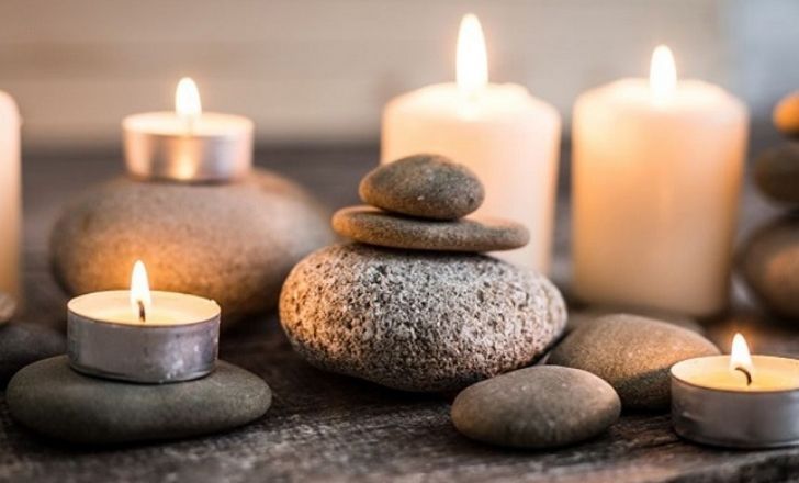 Bougies et galets de décoration