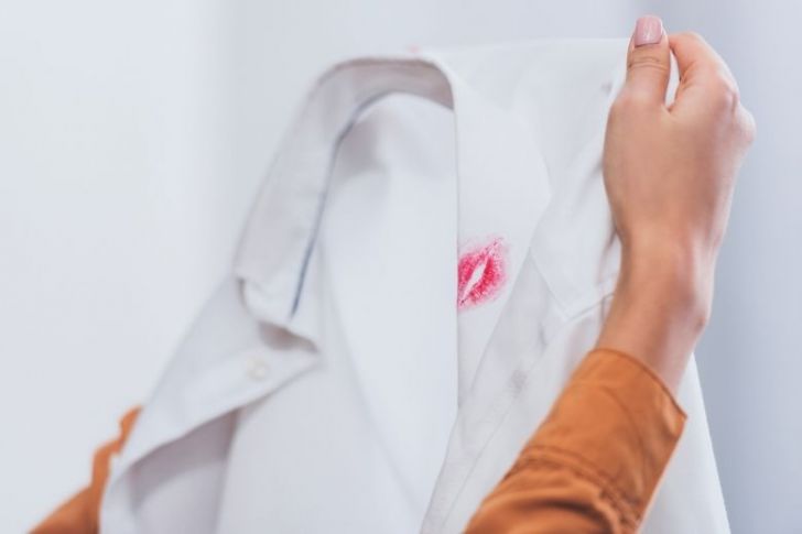 Tache de rouge à lèvres sur une chemise