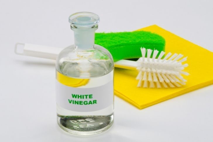 Vinaigre blanc et une brosse de nettoyage