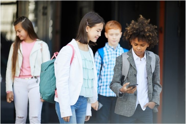 élèves dans la cours