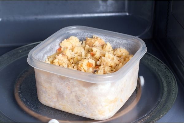 Pot en plastique dans un four à micro-ondes