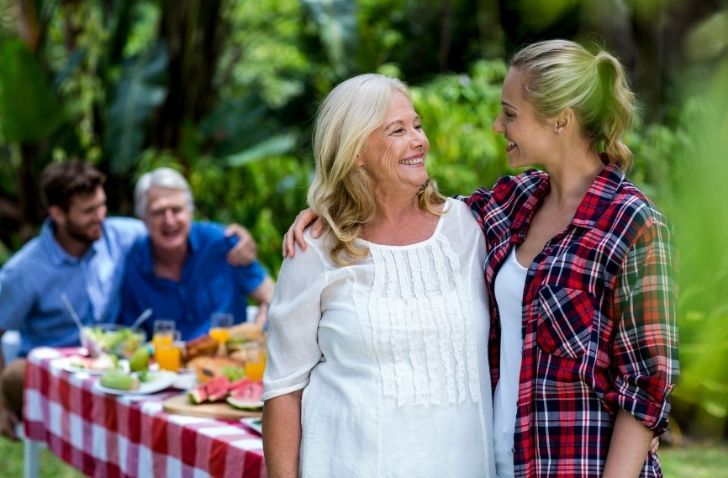 une femme heureuse avec sa belle mère