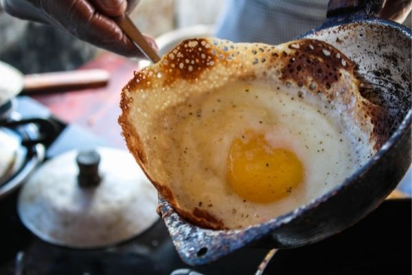 Faire noircir son beurre en préparant des œufs au plat