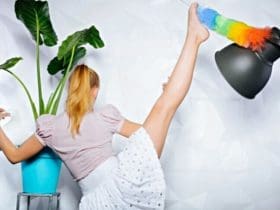 Faire du sport en faisant le ménage : les exercices à maîtriser