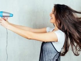 Sécher les cheveux : les pires erreurs que nous commettons tous