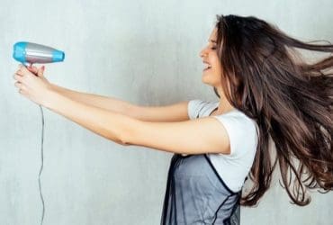 Sécher les cheveux : les pires erreurs que nous commettons tous