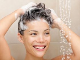 Faut-il vraiment se laver les cheveux tous les jours ?