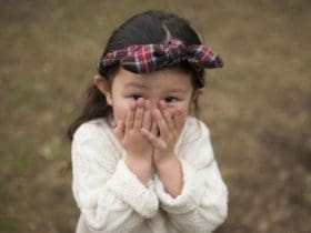 Conseils pratiques pour aider un enfant timide