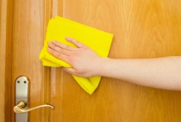 Comment nettoyer les portes en bois ?