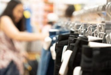 Comment retirer un antivol oublié sur un vêtement ?