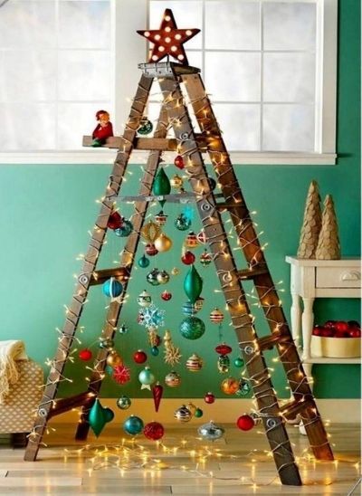 Un sapin de Noël avec une échelle