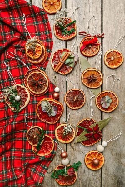 Décoration de Noël avec de l’orange séchée
