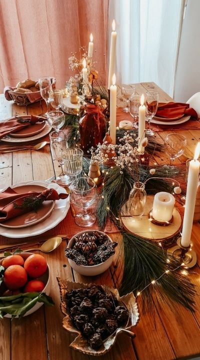 Centre de table avec des branches de sapin et des rondins de bois