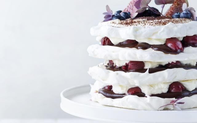Pavlova aux cerises ganache au chocolat