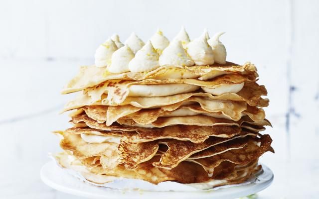 Gâteau de crêpes au chocolat blanc et à la fleur de sureau