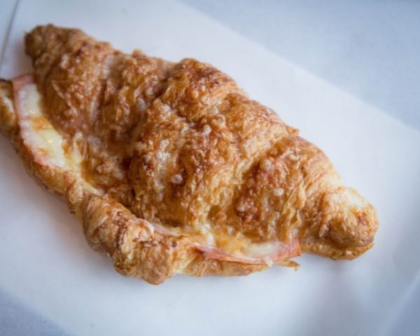 Croissant jambon fromage