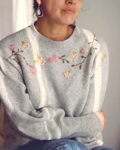 Des fleurs délicates sur un pull en laine