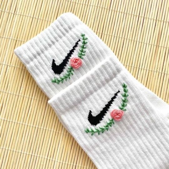 Des détails brodés sur vos chaussettes de sport