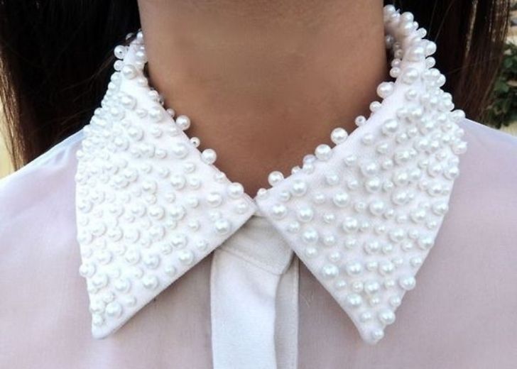 Des perles subtiles sur le col d’une chemise