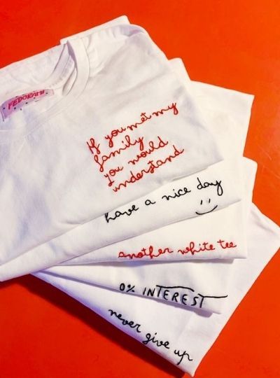 Des petits mots sur un t-shirt blanc