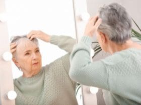 L'astuce pour colorer les cheveux blancs et arrêter la chute naturellement