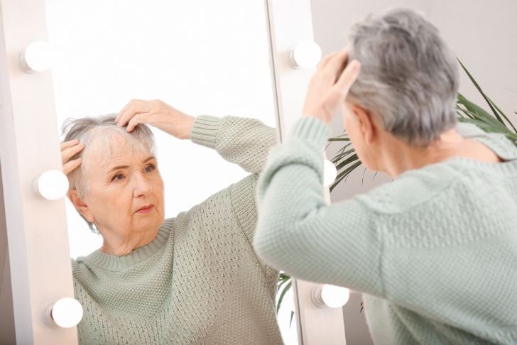 L'astuce pour colorer les cheveux blancs et arrêter la chute naturellement