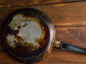 Comment nettoyer le dos brûlé d'une poêle ou casserole