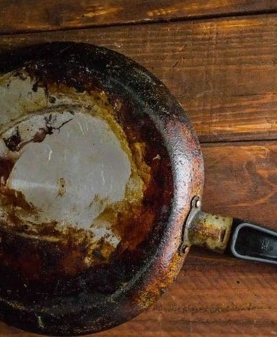 Comment nettoyer le dos brûlé d'une poêle ou casserole