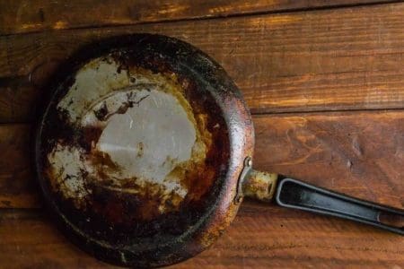 Comment nettoyer le dos brûlé d'une poêle ou casserole