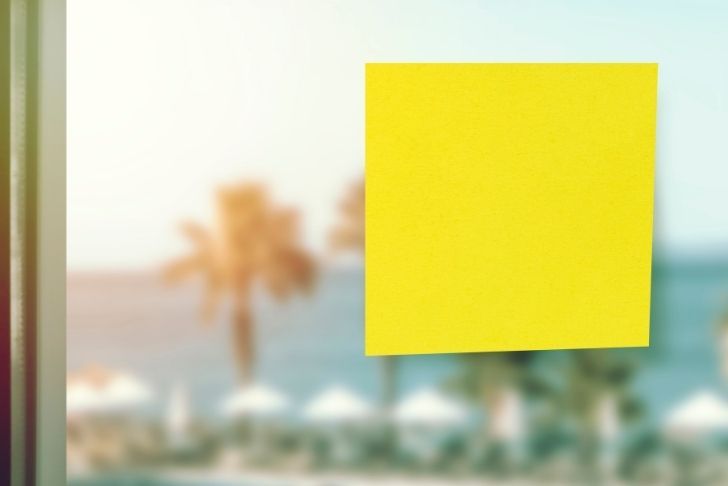 Post-it vide sur la fenêtre