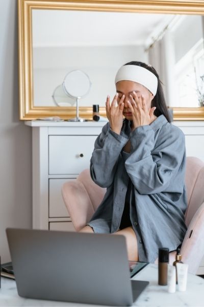 Femme massant le pourtour des yeux