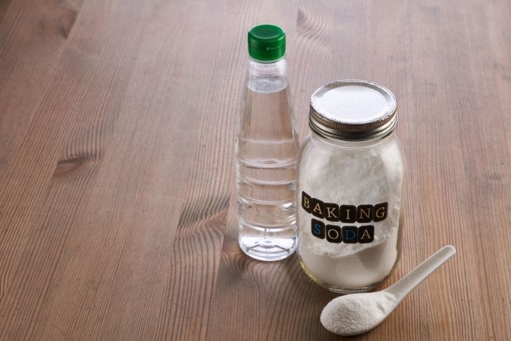 Vinaigre blanc et bicarbonate de soude dans la cuisine