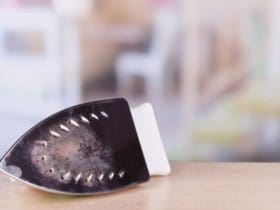 8 astuces de grand-mère pour nettoyer son fer à repasser