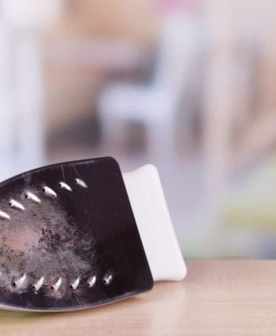 8 astuces de grand-mère pour nettoyer son fer à repasser