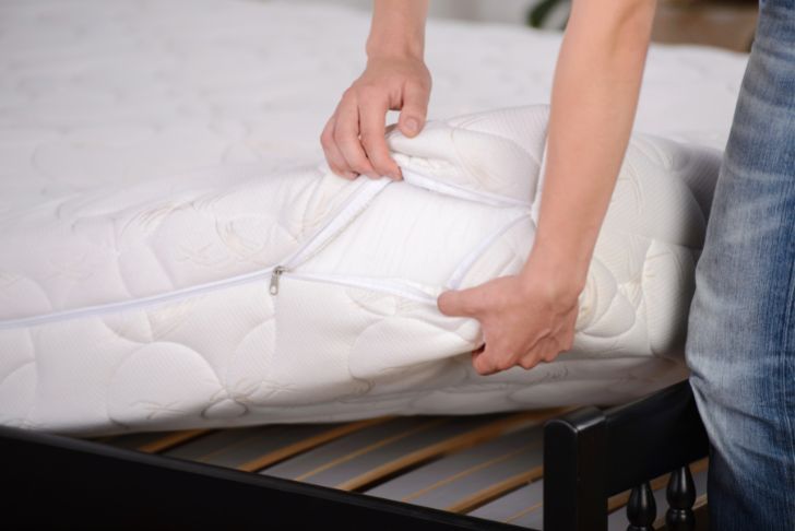 Comment bien nettoyer le matelas avant de le retourner