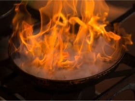 Comment éteindre une poêle qui prend feu ?