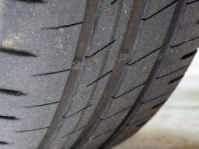 Voiture : comment vérifier l'usure des pneus?