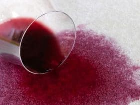 Comment enlever une tache de vin rouge sur un vêtement ?