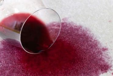 Comment enlever une tache de vin rouge sur un vêtement ?