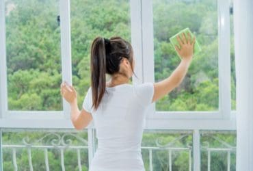 Comment nettoyer les vitres de sa maison sans laisser de traces?