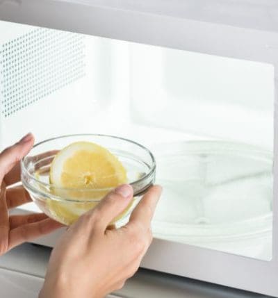Micro-ondes : comment éliminer les mauvaises odeurs