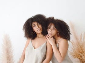 Comment se désépaissir les cheveux bouclés