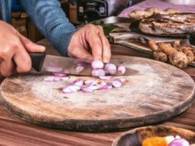 Comment éliminer l'odeur d'oignon ou d'ail de ses mains