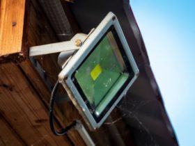 Comment choisir le projecteur LED adapté à vos besoins en extérieur ?