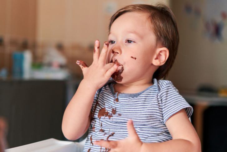 Comment enlever une tache de chocolat sur un vêtement