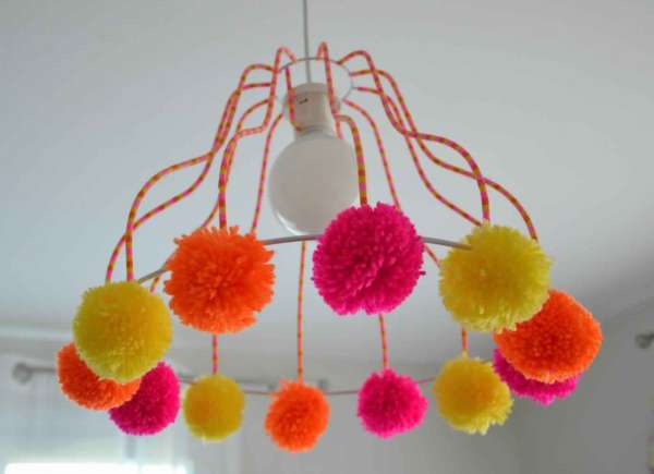 Lustre en pompons