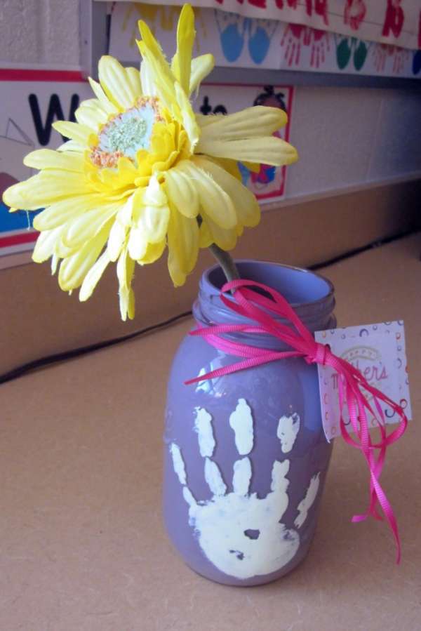 Vase avec des empreintes de main