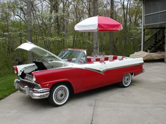 Barbecue et petit coin repas à l'arrière de la voiture. Le top pour frimer !